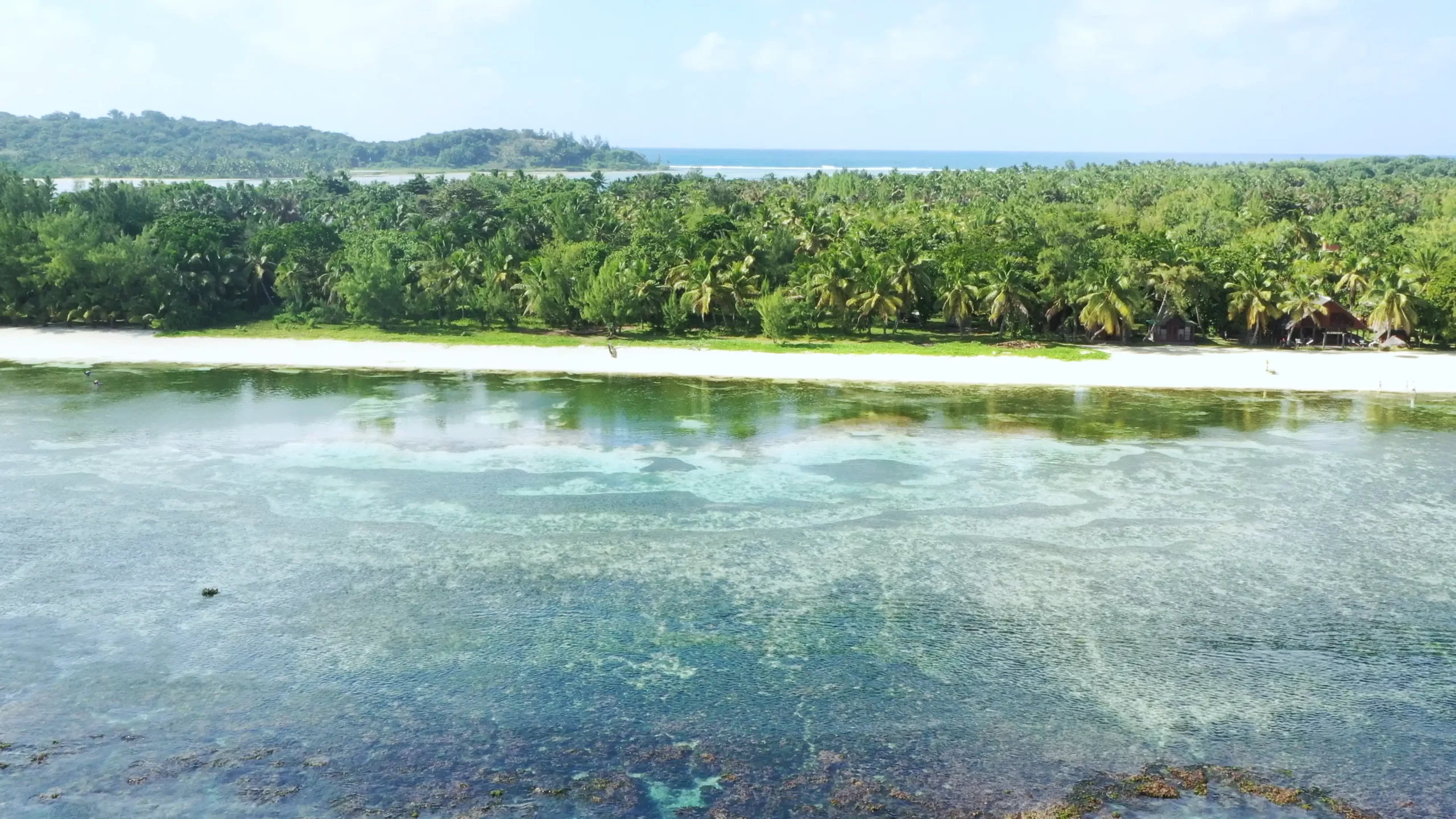 Vue aérienne du terrain en bord de mer à vendre sur l’Île aux Nattes